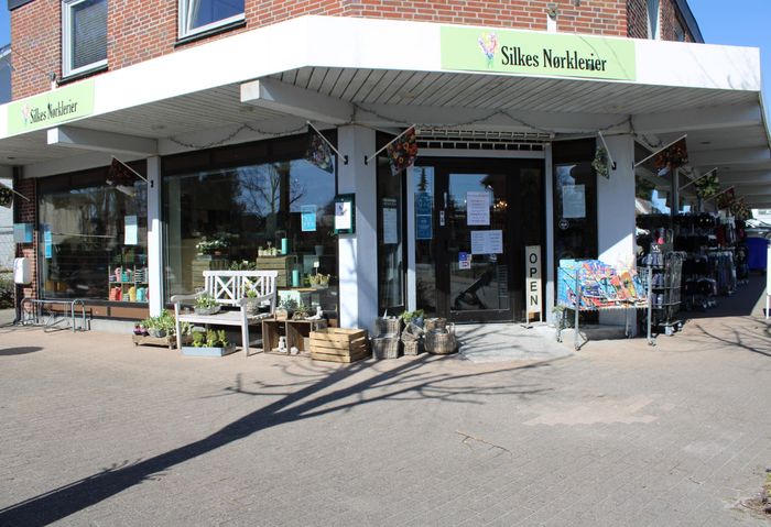 I hjertet af Nørre Åby på Fyn finder i Silkes Nørklerier. En butik som skaber en helt særlig atmosfære for blomster, planter og meget andet. 